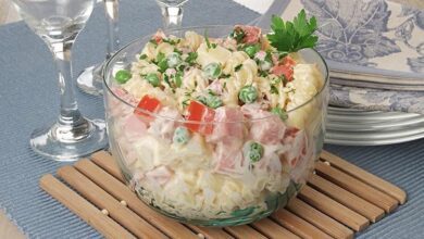 Salada de macarrão com frios. Uma delícia!