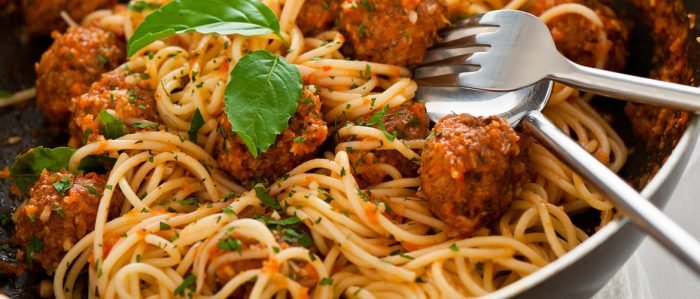 Como temperar macarrão massa com almondega Como temperar macarrão