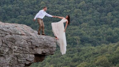 Casal tira foto de casamento ousada à beira de penhasco e tudo poderia ter acabado em tragédia