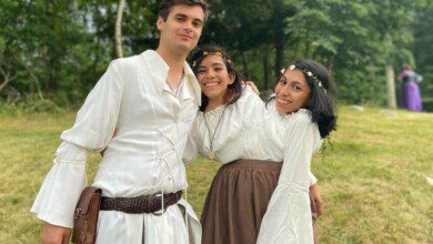 Gêmea siamesa lamenta por ‘segurar vela’ em namoro da irmã: ‘Aquela sou eu estragando todas as fotos’