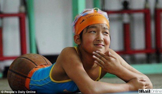 lembra da menina que usava uma bola como pernas a s