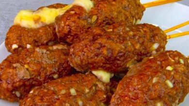 Bomba de Carne com queijo no palito