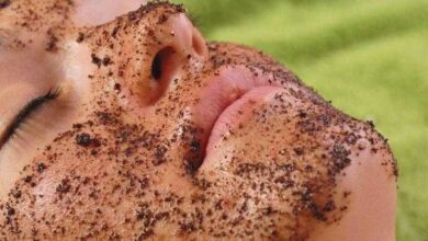 Máscara e esfoliante de café para cuidar do rosto cansado