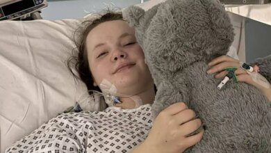 Adolescente alerta após médicos ignorarem sintoma grave antes de ela 'morrer' na frente dos colegas