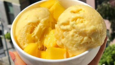 Sorvete de manga caseiro com a fruta, saudável para as crianças