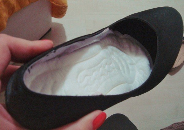 1751075650 139 8 coisas que voce pode fazer com os absorventes e 3db8absorvente-no-sapato