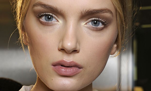 1751102113 585 truques de maquiagem para deixar os olhos maiores