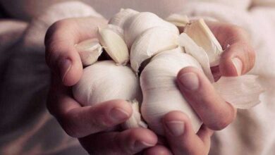 5 Formas de tirar cheiro de alho da mão