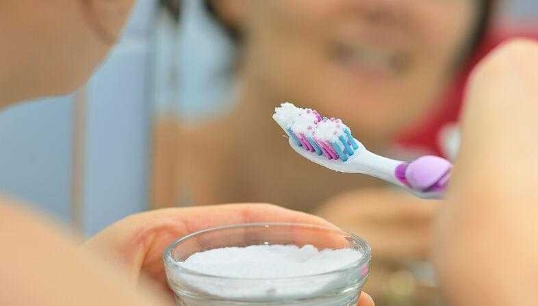 Como branquear os dentes com bicarbonato d
