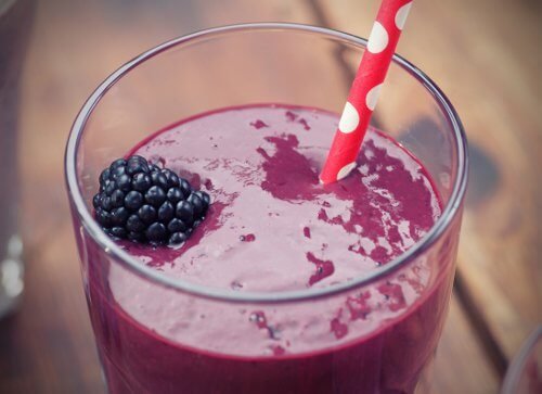 6 sucos saudaveis para prevenir e tratar a anemia suco-amora-tratar-anemia