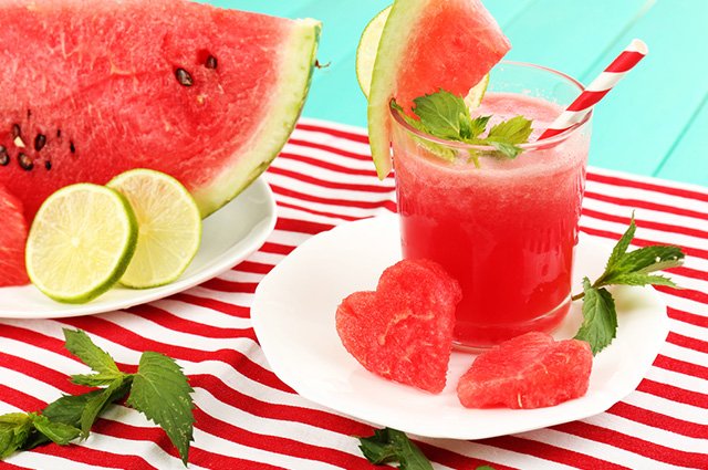 A melancia, sozinha, já é uma fruta doce. Não sendo necessário adoçar