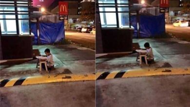 A foto que emocionou o mundo: menino, morador de rua, usa luz do McDonald’s para fazer lição de casa.