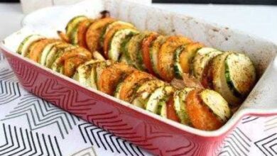 Abobrinha assada com tomate e ervas com um gostinho matador