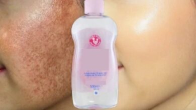 Aplique óleo de bebê no rosto e tire maquiagem, melasmas, manchas e rugas