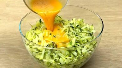 Basta ralar abobrinha e adicionar ovos para fazer essa refeição completa