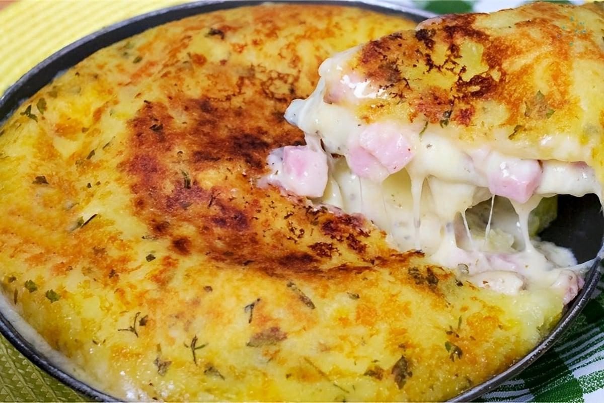 Batata recheada na travessa simples e prática de preparar para variar o cardápio do seu almoço ou jantar