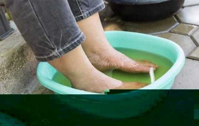 Mergulhe seus pés no vinagre uma vez por semana e você verá como todas as doenças desaparecem d1