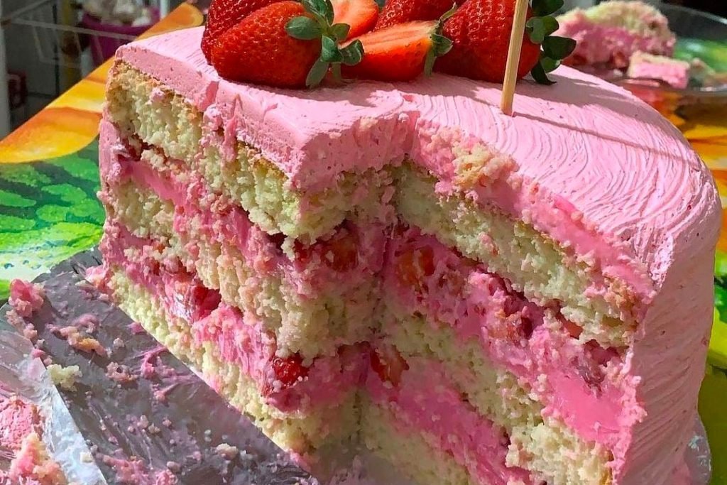 Bolo de aniversario para iniciantes simples facil economico Bolo de aniversário para iniciantes, simples, fácil econômico... Pra mim é o bolo mais delicioso do mundo