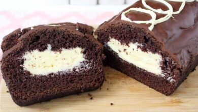 Bolo de chocolate com creme de manteiga para te fazer salivar