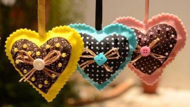 Como Fazer Enfeite de Porta de Coração em Feltro