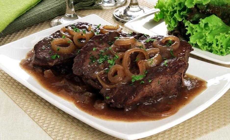 Como fazer bife ao vinho acebolado