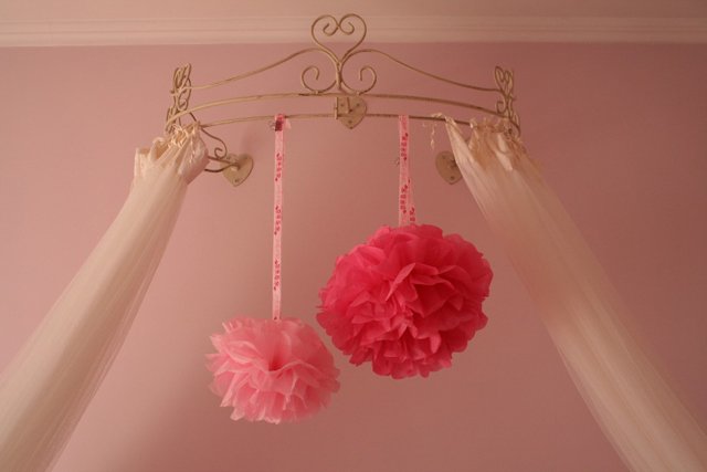 pompons de papel como enfeite