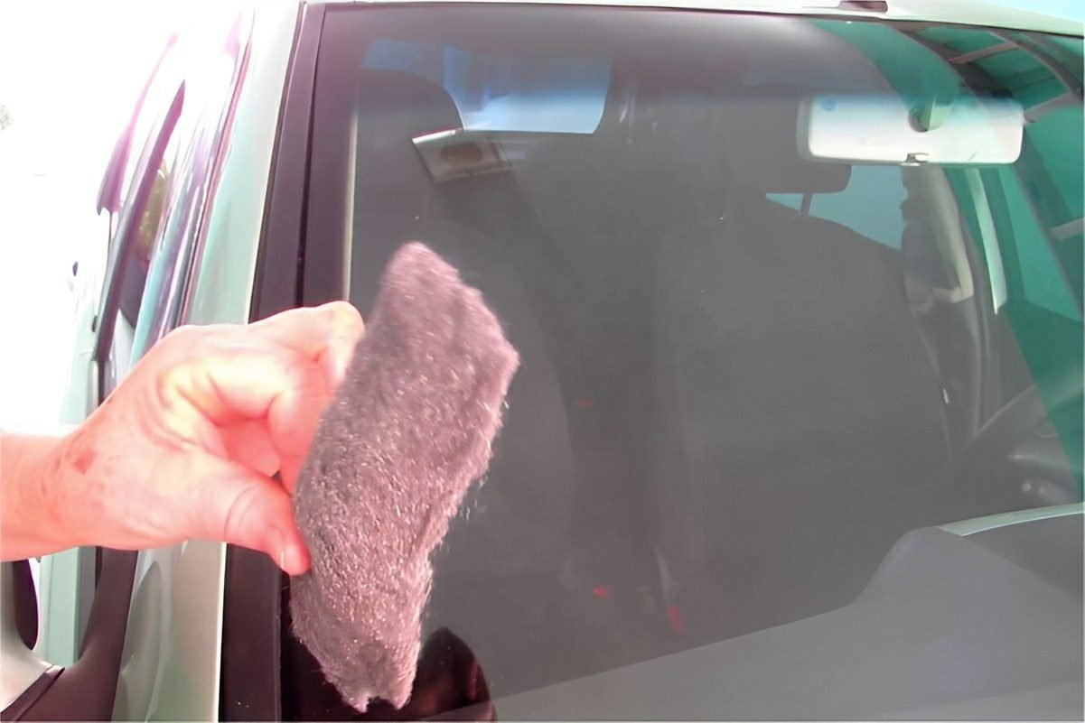 Como tirar os riscos do vidro do carro usando apenas 1 produto que você tem em casa