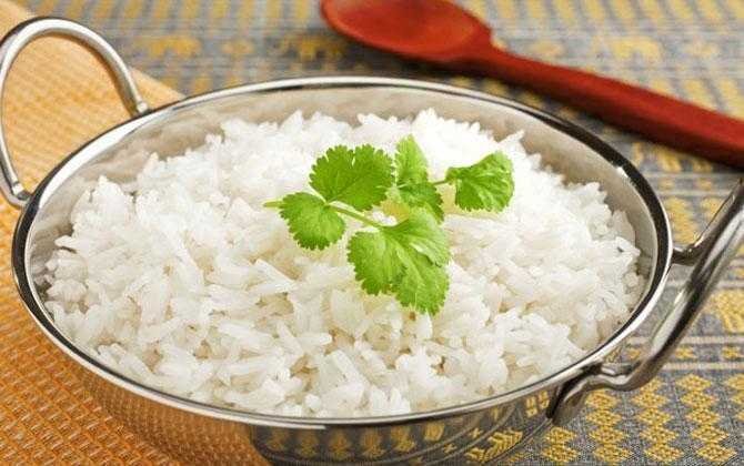 Como tornar o arroz branco mais saudavel e menos calorico Como tornar o arroz branco mais saudável e menos calórico