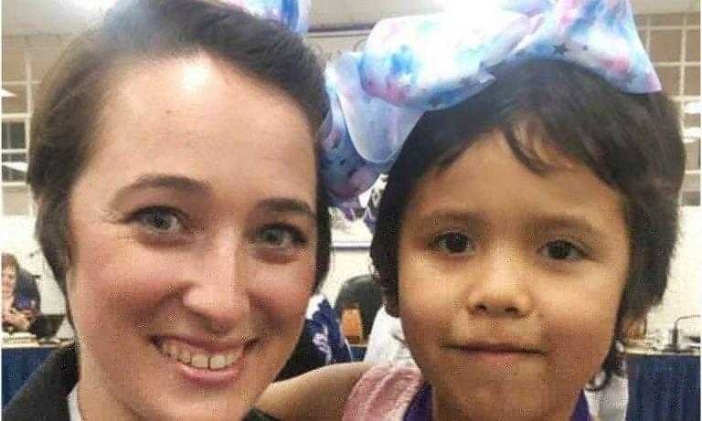 Contra bullying, professora corta cabelo igual ao de aluna excluída por colegas d