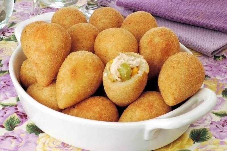 Coxinha cremosa de frango com milho