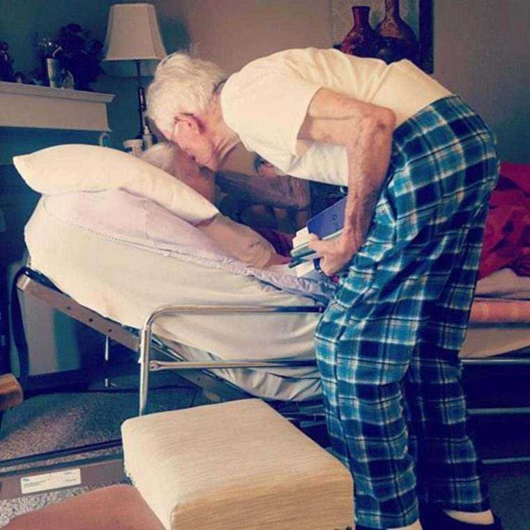 Ele sussurra algo a esposa antes dela morrer Um ano