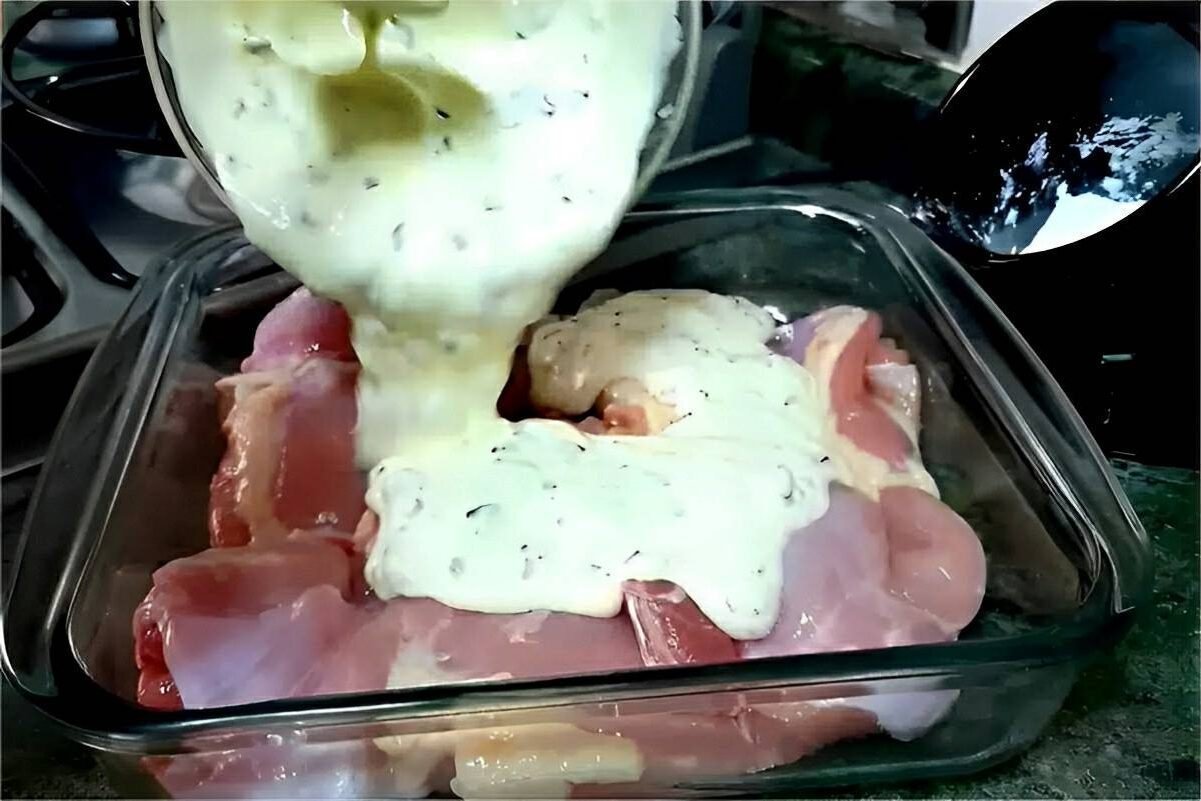 Frango com creme de cebola caseiro fica suculento e saboroso como nenhuma outra receita