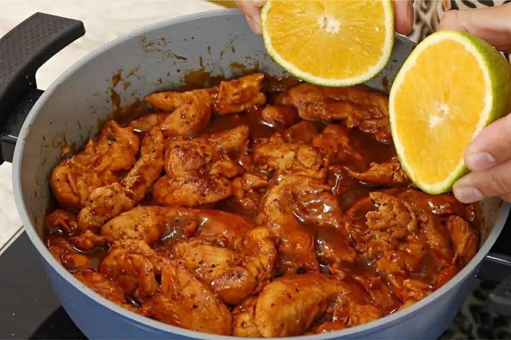 Frango na panela com suco de laranja e molho barbecue Frango na panela que desmancha na boca com suco de laranja e molho barbecue uma delícia