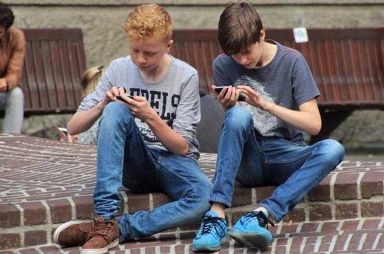 Garoto processa mae que tomou celular para que fosse estudar Garoto processa mãe que tomou celular para que fosse estudar