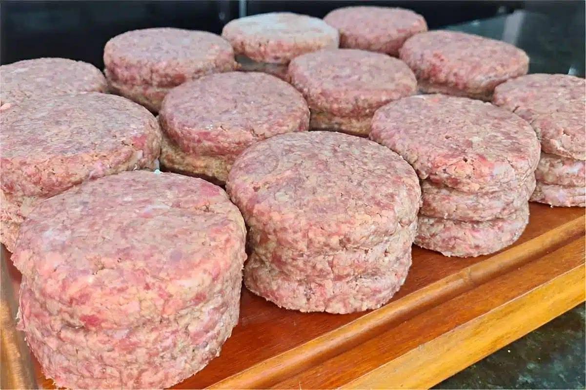 Hamburguer artesanal caseiro suculento Bau das DICAS Hambúrguer artesanal caseiro suculento e delicioso feito com apenas 3 ingredientes