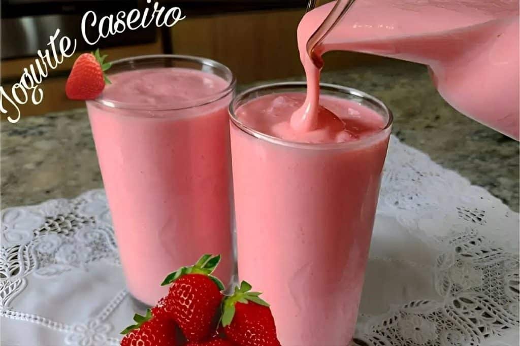 Iogurte caseiro de morango delicioso muito mais gostoso que o