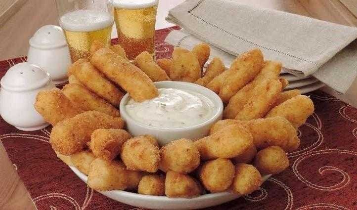 Isca de peixe com molho três queijos d