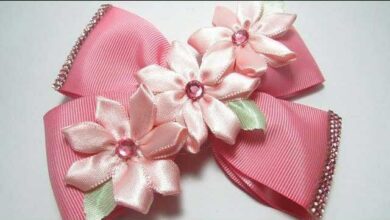 LAÇO SIMPLES COM APLICAÇÃO DE FLORES DE FITA DE CETIM – PASSO PASSO