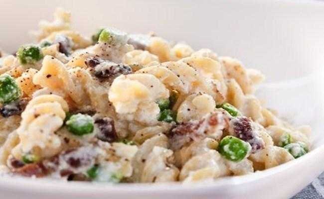Macarrao com Ricota Bacon e Ervilhas Macarrão com Ricota, Bacon e Ervilhas fr