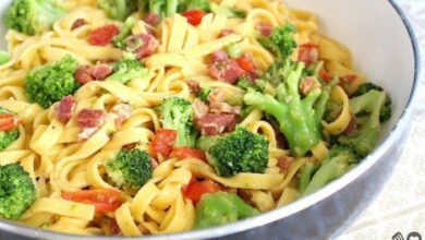 Macarrao com bacon e brocolis Macarrão com bacon e brócolis