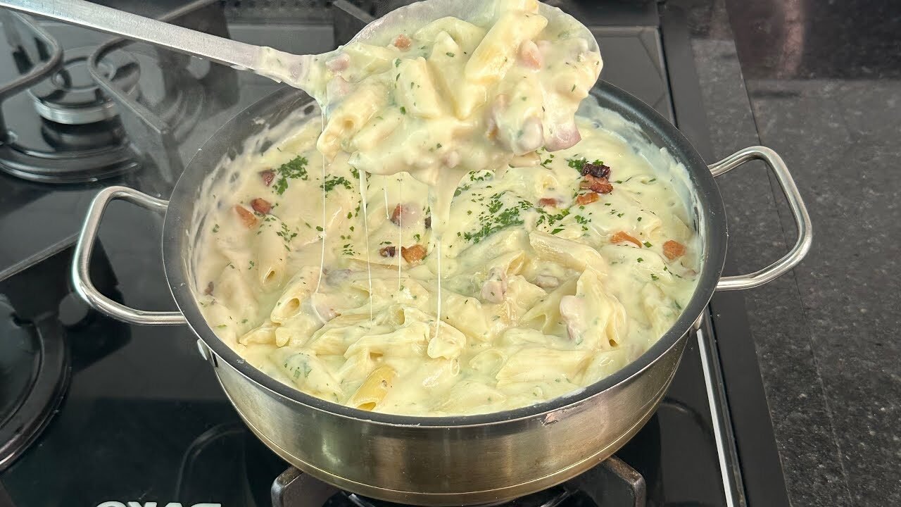 Macarrao cremoso com creme de batata e bacon pronto em recipe image