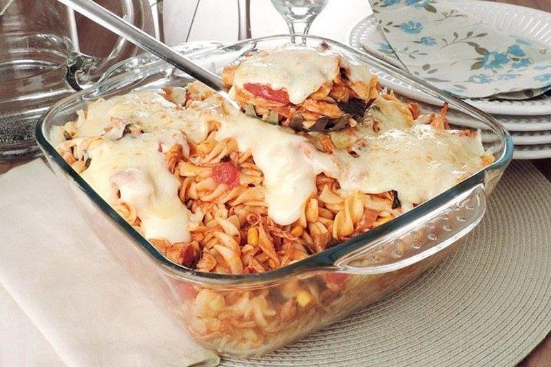 Macarrão de forno com molho de frango cremoso