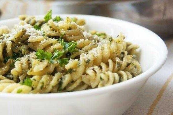 Macarrão parafuso ao molho pesto