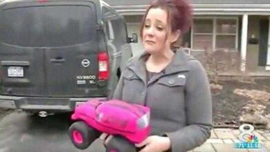 Mãe Reparou num Símbolo Estranho no Brinquedo da Filha, mas O que Ela Descobriu foi CHOCANTE!