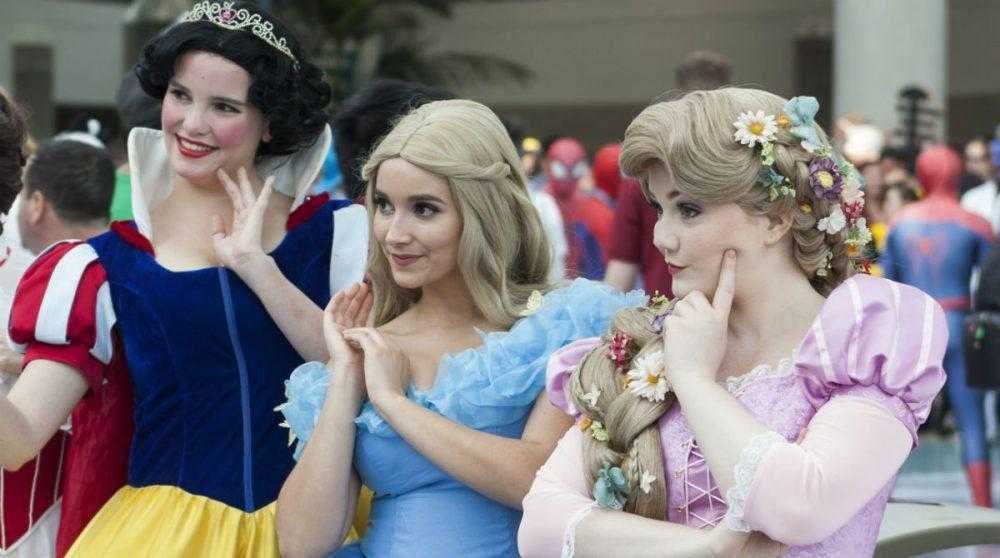 Mãe busca babá pra trabalhar vestida de princesa e o salário é de R$17 MIL!