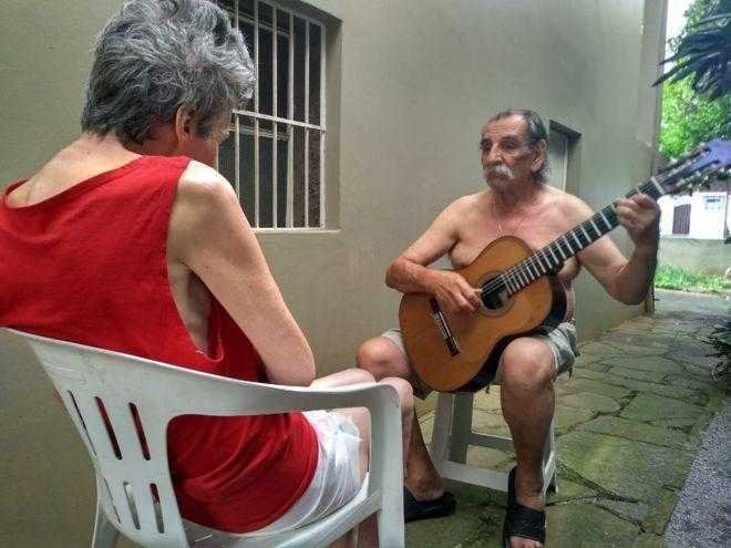 Marido faz serenata todos os dias para mulher que enfrenta Marido faz serenata todos os dias para mulher que enfrenta o Alzheimer