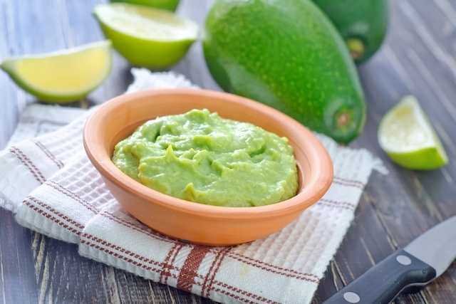 Máscara de abacate para cabelos secos