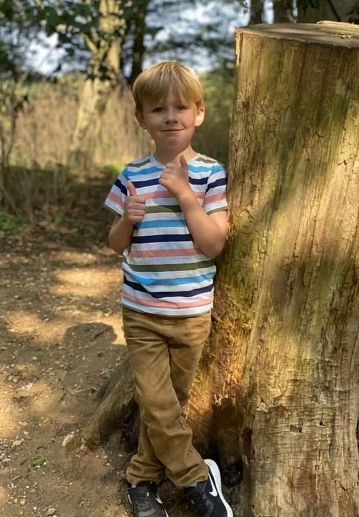 Hugh Menai-Davis tinha apenas cinco anos quando foi diagnosticado com câncer — inicialmente confundido com um simples problema estomacal (Ceri Menai-Davis).