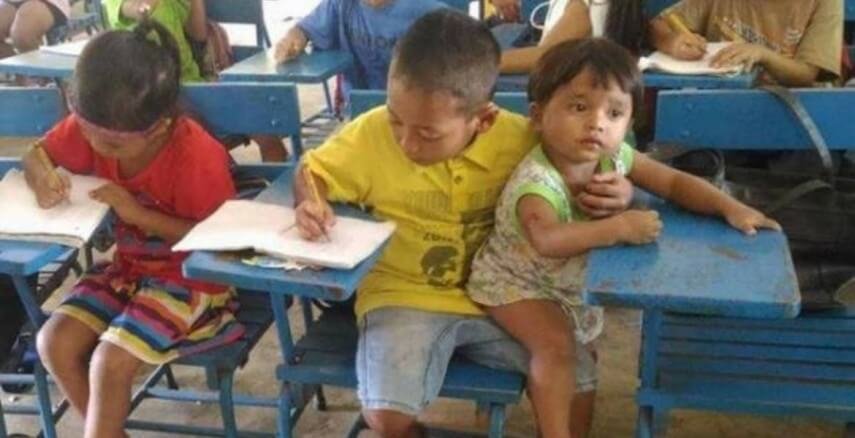 Menino de 7 anos leva irmao menor a escola para
