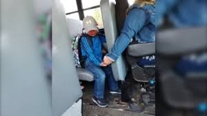 Motorista de onibus escolar nao sabia que tinham tirado uma Bus driver holds nervous boy's hand on first day of school - ABC7 Chicago